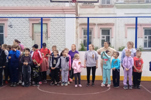 «Всей семьей со спортом дружим».